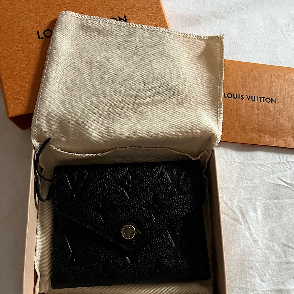 Louie Vuitton Victorine wallet black. Material: monogram empreinte leather
